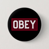 OBEY 赤ボックスタイポグラフィーボタン – 大胆なストリートウェア 缶バッジ (正面)