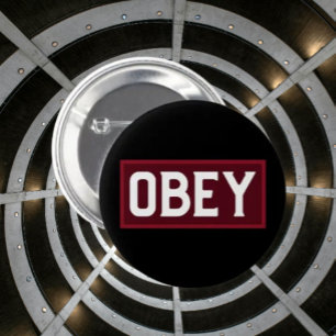 OBEY 赤ボックスタイポグラフィーボタン – 大胆なストリートウェア 缶バッジ