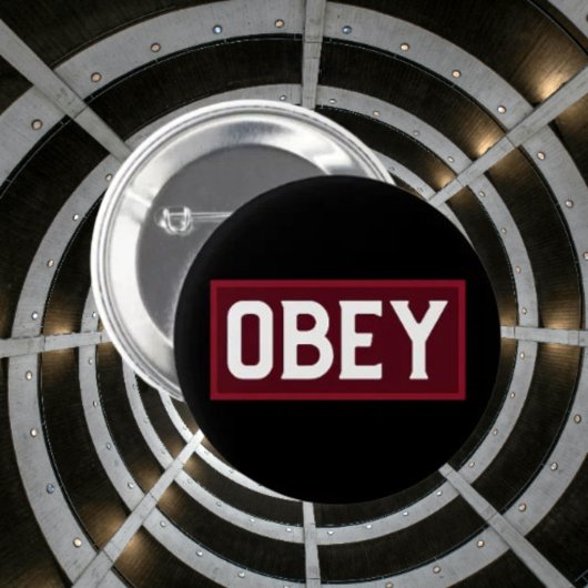 OBEY 赤ボックスタイポグラフィーボタン – 大胆なストリートウェア 缶バッジ