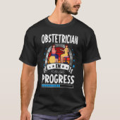 Obstetrician In Progress Trainee Student Tシャツ (正面)