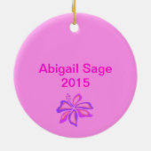 OBXのパーソナライズされた外縁ピンクの花のクリスマス セラミックオーナメント (裏面)