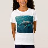 Ocean Blue Underwater Dolphin Portrait Tシャツ (正面)