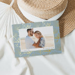Ocean Coral Border | Horizontal Photo 箔シーズンカード<br><div class="desc">Chic coastal style holiday card adds nautical flair to your Christmas greetings. Perfect for sharing a vacation photo, or for families who live in coastal, tropical, warm weather or island locales, this elegant design features your favorite horizontal or landscape oriented photo with a border of ocean coral in luxe gold...</div>