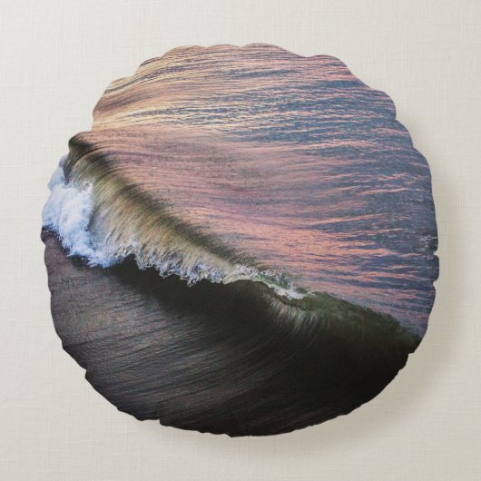 OCEAN WAVES CRASHING ON SHORE DURING DAYTIME ラウンドクッション (正面)
