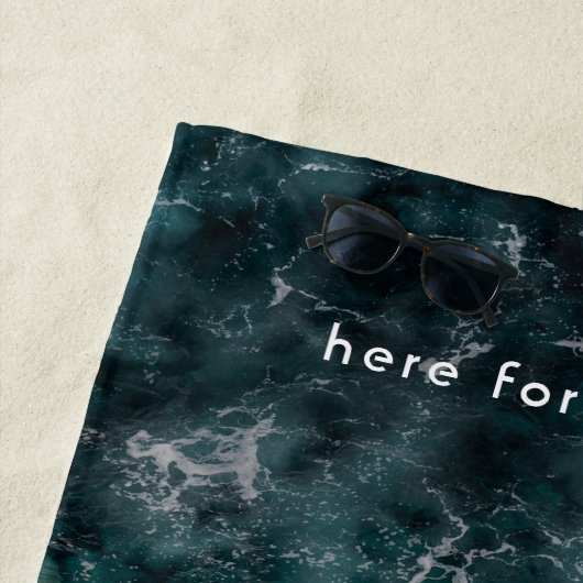 Ocean waves in dark teal, customizable ビーチタオル (インサイチュ)