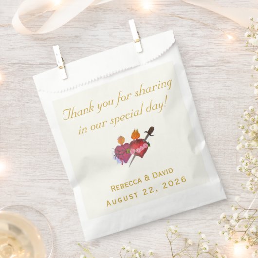 Ochre & Cream Two Hearts Catholic Wedding フェイバーバッグ (クリップ留めされた状態)