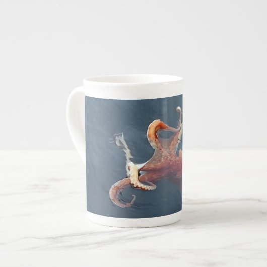 Octopus Mug – Ocean Inspired Cephalopod Art Coffee ボーンチャイナマグカップ (正面左)