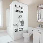 Off Duty Lazy Cat. Funny Spa Mode Activated シャワーカーテン (インサイチュ)