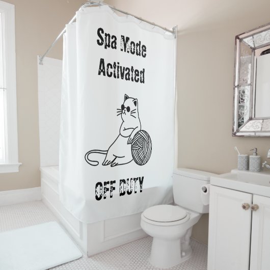 Off Duty Lazy Cat. Funny Spa Mode Activated シャワーカーテン (インサイチュ)