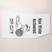 Off Duty Lazy Cat. Funny Spa Mode Activated バスタオル (バスタオル)