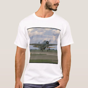 Off_WWIIの飛行機を取っているグラマンTBMの報復者 Tシャツ