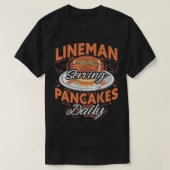 Offensive Lineman Serving Pancakes Daily Tシャツ (デザイン正面)