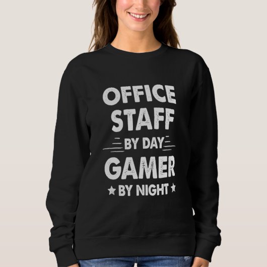 Office Staff By Day Gamer By Night スウェットシャツ (正面)