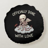 Officially Done With Love Skeleton Cupid Design ラウンドクッション (裏面)