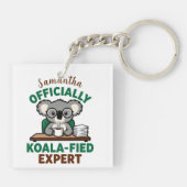 Officially Koala-fied Expert Funny Coffee Pun キーホルダー (裏面)