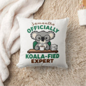 Officially Koala-fied Expert Funny Coffee Pun クッション (ブランケット)