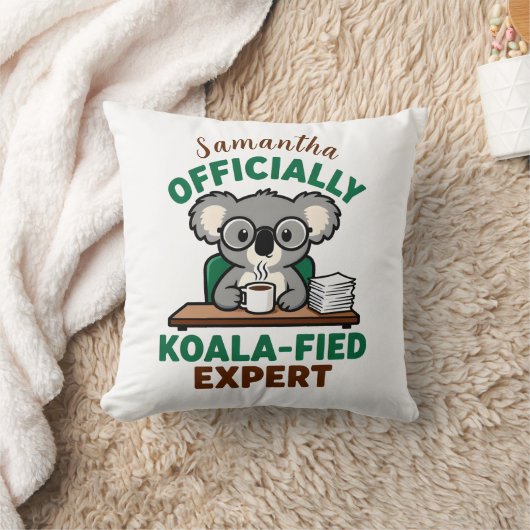 Officially Koala-fied Expert Funny Coffee Pun クッション (ブランケット)