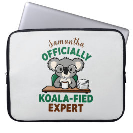 Officially Koala-fied Expert Funny Coffee Pun ラップトップスリーブ