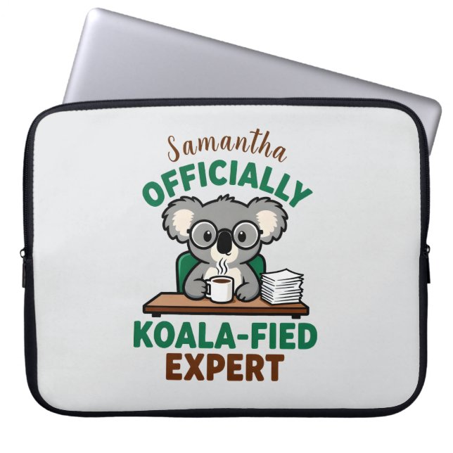 Officially Koala-fied Expert Funny Coffee Pun ラップトップスリーブ (正面)