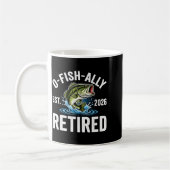 Ofishally Retired 2026 Funny Fishing Retirement Fi コーヒーマグカップ (左)