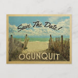 Ogunquit Maine日付の保存ヴィンテージ 案内ポストカード<br><div class="desc">このヴィンテージOgunquit Maine Save The Dateポストカードは、レトロな中世紀のスタイルとクール一緒に魅力のトンを誇る。美しい目的地の結婚式のために、青い空にターコイズ海と膨らんだ雲と砂色のビーチシーンをフィーチャー。</div>