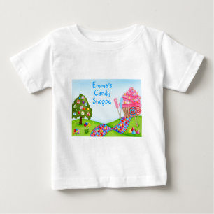 Oh甘いキャンデーの土地およびカップケーキ ベビーTシャツ
