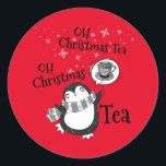 Oh Christmas Tea Penguin Lover - Tea Drinker ラウンドシール<br><div class="desc">可愛い踊りペンギンが歌う「Oh Christmas Tea,  Oh Christmas Tea」のアートワークと降雪とヴィンテージティーカップ。キュートな紅茶ドリンカープンいくつかのクリスマスユーモアとスマイル!>お茶の恋人の休日の精神を高め祝る陽気で雪の多い冬のアーティストのスケッチ。>カスタマイズ！名前をカスタムする、写真、または文字の追加</div>