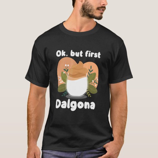 Okがファーストダゴナカフェインダゴナコーヒー Tシャツ (正面)