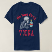 OK But First Vodka Drinking Alcohol Skeleton Hallo Tシャツ (デザイン正面)