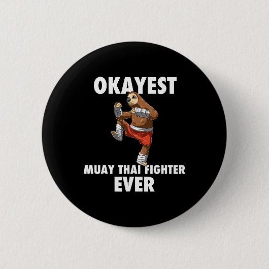 Okayest おもしろい Sloth Fighter Ever – ムエタイ 缶バッジ (正面)