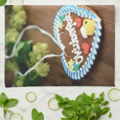 Oktoberfest gingerbread heart with hop on table キッチンタオル (折り畳み)