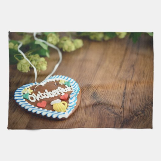 Oktoberfest gingerbread heart with hop on table キッチンタオル (横)