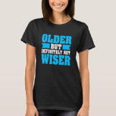 Old Age Humor Older Definitely Not Wiser Senior Ci Tシャツ (正面)