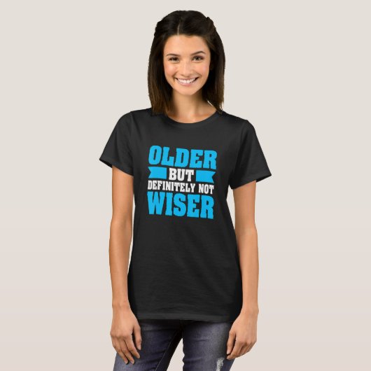 Old Age Humor Older Definitely Not Wiser Senior Ci Tシャツ (正面フル)