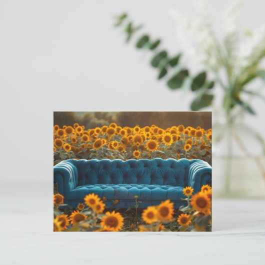 Old Blue Couch in Sunflowers ポストカード (スタンド正面)