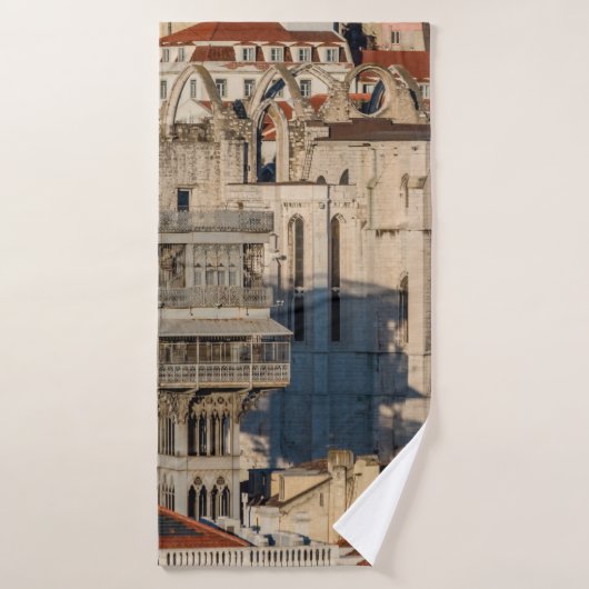 Old city of Lisbon with view tower and church ruin バスタオル (バスタオル)
