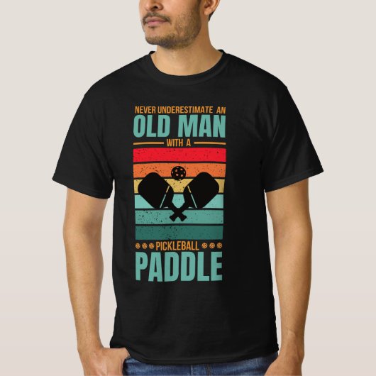 Old Man Pickleball Paddle Retro Design Tシャツ (正面)