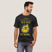 Old Man Who Loves JET SKIING Tシャツ (正面フル)