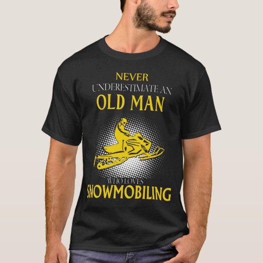 Old Man Who Loves SNOWMOBILING Tシャツ (正面)