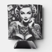 Old School Alternative Tattooed Girl 缶クーラー (裏面)