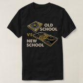 Old School Vs New School DJターンテーブルディスコエレクトラ Tシャツ (デザイン正面)