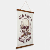 "Old Souls Ride Free" ヴィンテージ スカル シガー 壁アート 吊り下げ型タペストリー (傾斜あり)