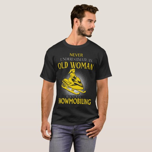 Old Woman Who Loves SNOWMOBILING Tシャツ (正面フル)