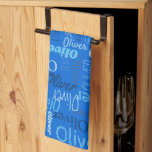 Oliverパーソナライズされた name shades of blue キッチンタオル<br><div class="desc">タイポグラフィの短い名前の文字ブルー、ダークブルー、ミュートされたブルー、スカイブルー、明るいブルーの背景の名前をカスタムするのキッチンタオルの上王室の。背景色は必要に応じて変もし更できる。おもしろいパーソナライズされた文字パーソナライズされたタオル自宅で個人的な乾燥体験を望む人のために子供へ、家を共有している学生やキャンプをする場合に最適。自分の短い名前でパーソナライズ、現在のオリバー読で。パーソナ救済ライゼーションや他の名前の長さと色と連絡は私をお願い。©サラ・トレットによるアートとデザインwww.mylittleeden.com</div>