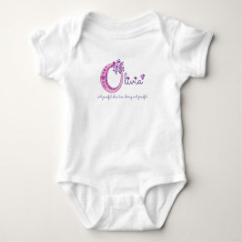 Oliviaの女の子の名前の意味Oモノグラムシャツ ベビーボディスーツ