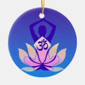 Omのはすヨガの姿勢の紫色の色相 セラミックオーナメント (正面)