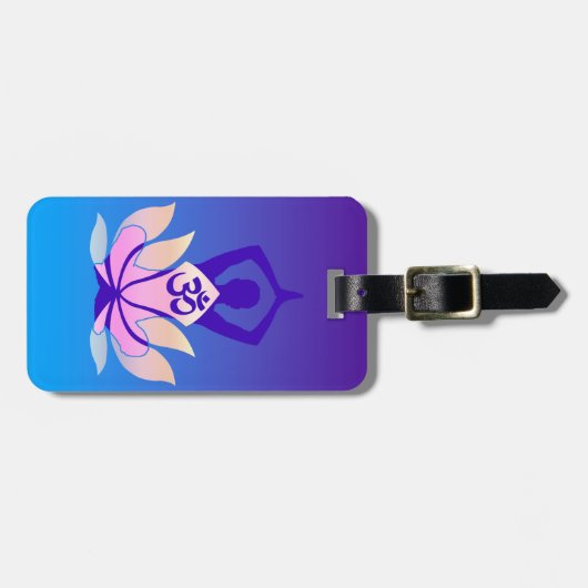 Omのはすヨガの姿勢の装飾 ラゲッジタグ (正面横)