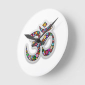 Omのオームのオウムのナマステのヨガの記号 ラウンド壁時計 (傾斜)