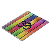 Omは多彩な木で署名します ノートブック (左側)