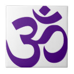 Omまたはオウムの記号(インディゴ色) タイル<br><div class="desc">Omはヒンズー教、仏教およびジャイナ教の古代および中世時代の原稿、寺院、修道院および精神的な退去で見つけられる図像学の一部分です。 記号にすべてのインドのdharmasで精神的な意味がありますが、Omの意味そして含蓄はさまざまな伝統内のそしてを渡る多様な学校の間で変わります。</div>